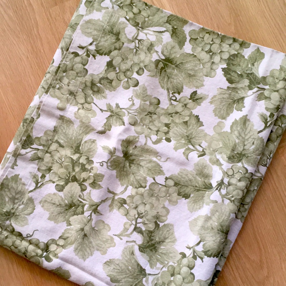 Williams Sonoma tablecloth - 70 x 90